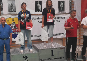 Kasia stoi na podium podczas dekoracji medalami.
