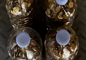 Grosze zostały spakowane do plastikowych butelek i zwazone.