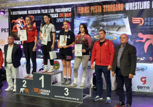 Kasia stoi na podium podczas dekoracji medalami.