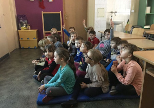 Uczniowie odpowiadają na pytania.