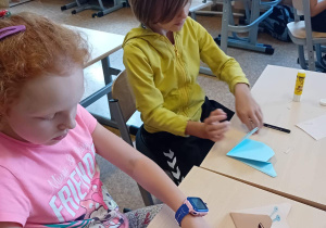 Uczniowie tworzą ślimaki metodą origami.