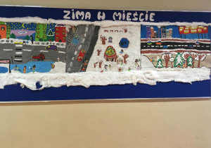 Praca "Zima w mieście" wykonana przez czwartoklasistów i piątoklasistów.