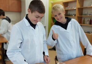 Uczniowie klasy 7b wykonują doświadczenie.