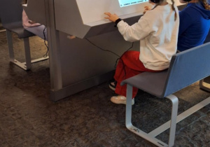 Uczniowie słuchają koncertu on-line.