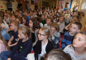 Wpatrzeni uczniowie w pokaz czarów.