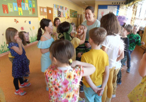 Zabawa w "Ciuciubabkę" na szkolnym korytarzu.