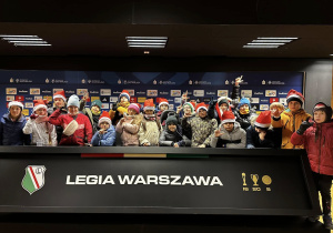 Grupowe zdjęcie w sali konferencyjnej.