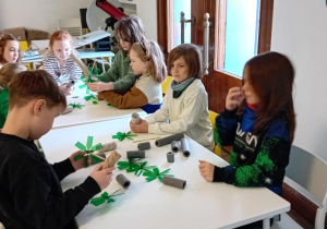 Uczniowie podzieleni na zespoły tworzą pojazdy z otrzymanych elementów.