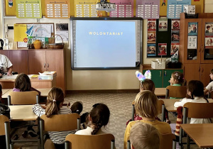 Początk spotkania - nauczycielka włączyła prezentację multimedialna "Wolontariat'.