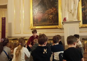 Pierwszoklasiści czekają na prywatną audiencję u króla.