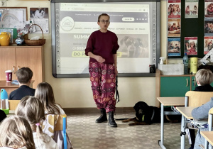 Pani Katarzyna zaprasza uczniów do obejrzenia filmiku, który został nakręcony latem w schroniksu na Paluchu.