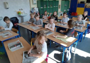 Uczniowie odkrywają swoje możliwości plastyczne tworząc różne przedmioty i zwierzęta z gliny.