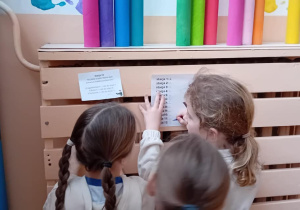 Uczennice odpowiadają na pytanie i próbują odgadnąć hasło.