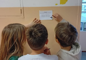 Uczniowie czytają pytanie.