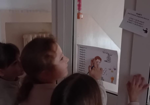 Uczniowie dpowiadają na pytanie i próbują odgadnąć hasło.