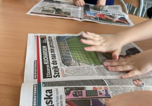 Dzieci z zapałem pracują na dziełami własnej twórczości.