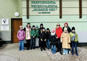 Wspólne zdjęcie pod budynkiem przychodni.