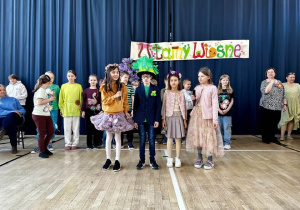 Klasa 3a z uśmiechami na twarzy wita wiosnę.
