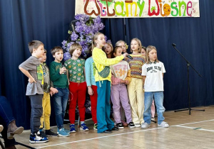 Klasa 3b deklamuje wierszyk o wiośnie.