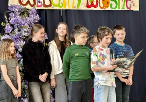 Klasa 4a wita wiosnę.