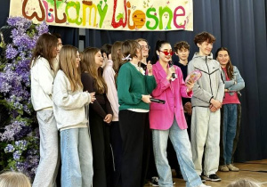 Klasa 8b wita wiosnę wierszem.