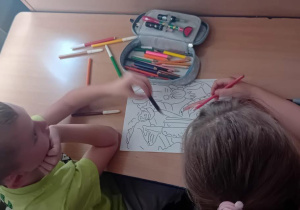 Uczniowie kolorują kolorowankę nawiązującą do tematu projektu.