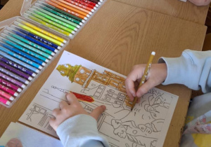 Uczennice kolorują kolorowanki nawiązujące do tematu projektu.