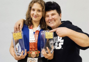 Kasia po dekoracji medalami i pucharami.