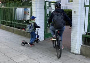 Uczeń przyjechał do szkoły na hulajnodze.