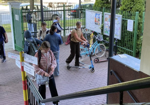 Kolejni uczniowie przyjechali do szkoły na hulajnogach.