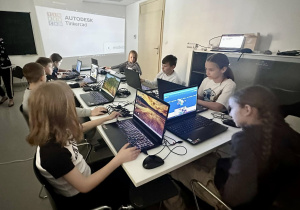 Uczniowie znajdują się w Strefie druku 3D. Każdy uczeń siedzi przy komputezre na którym przejdzie krótkie szkolenie z projektowania modelu do druku.