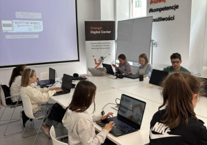 Uczniowie znajdują się w Strefie druku 3D. Każdy uczeń siedzi przy komputezre na którym przejdzie krótkie szkolenie z projektowania modelu do druku.