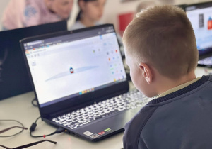 Uczeń wykonuje projekt modelu w 3D.