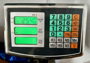 Monitor wagi pokazuje ponad 25 kilogramów zebranych monet.