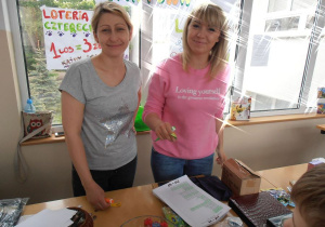 Nauczycielki świetlicy prowadzą loterię fantową.