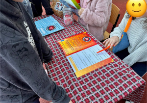 Dziewczynka zdaje test z pierwszej pomocy.