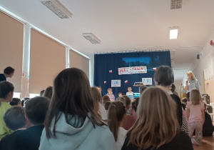 Uczniowie stoją w kolejce do głosowania.