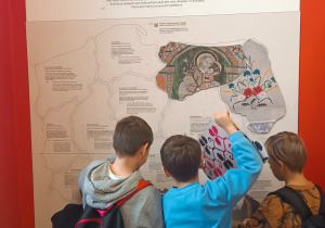Dzieci ukladają puzzle - Kwiatową mapę Polski.