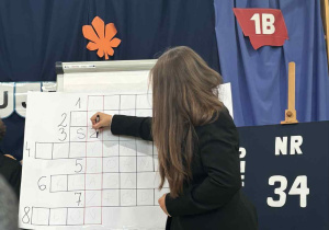 Uczniowie rozwiązują krzyżówkę z hasłem "Przyjaźń".