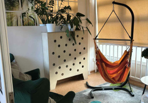 Strefa relaksu na pierwszym piętrze, to najświeższa inwestycja w spokój naszych uczniów. Zamknięte pomieszczenie - z wygodnymi fotelami, zielenią kwiatów i miękkim dywanem - daje wytchnienie i relaks.