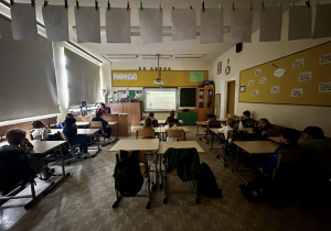 Uczniowie oglądają prezentację.
