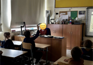 Uczniowie odpowiadają na pytania dotyczące informacji zawartych w prezentacji.