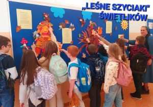 Drugoklasiści wskazują palcami swoje szyciaki.