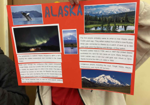Alaska - uczniowie prezentują swój plakat.