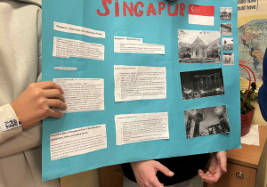Singapur - uczniowie prezentują swój plakat.