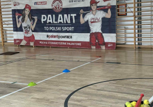 Palant to polski sport - takie hasło odczytujemy na banerze, który wisi w sali gimnastycznej.