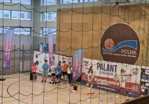 Szkolne drużyny rogrywają mecz na hali Ośrodka Sportu i Rekreacji Śródmieście na ulicy Polnej.