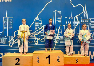 Zawodniczki stoją na podium podczas dekoracji medalami.