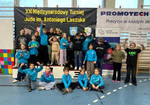Wszyscy zawodnicy pozują do grupowego zdjęcia.