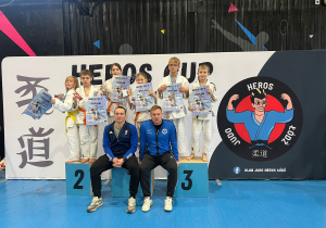 Zawodniczki stoją na podium podczas dekoracji medalami.